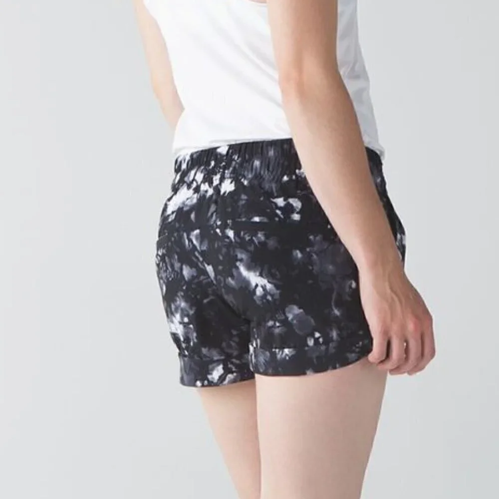 Lululemon Spring Break Away Short II - 4 Dusk Dye White Black / Black